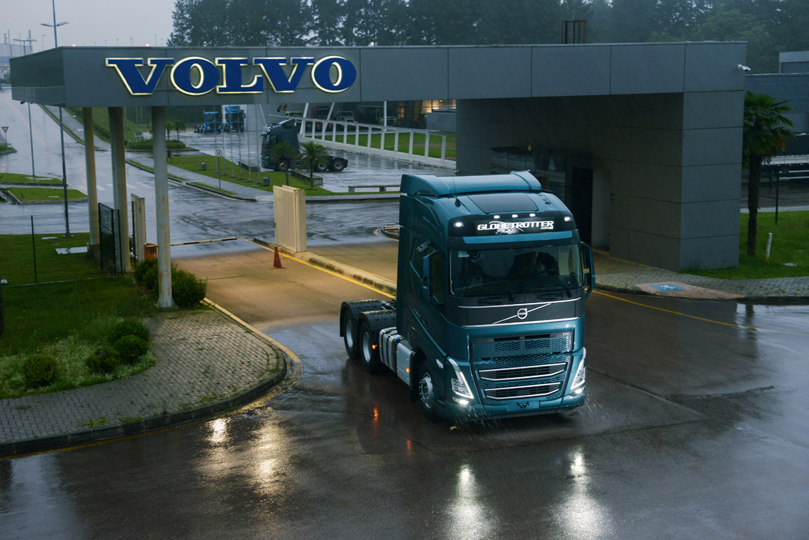 Volvo celebra os 10 anos do FMX, um caminhão para condições extremas